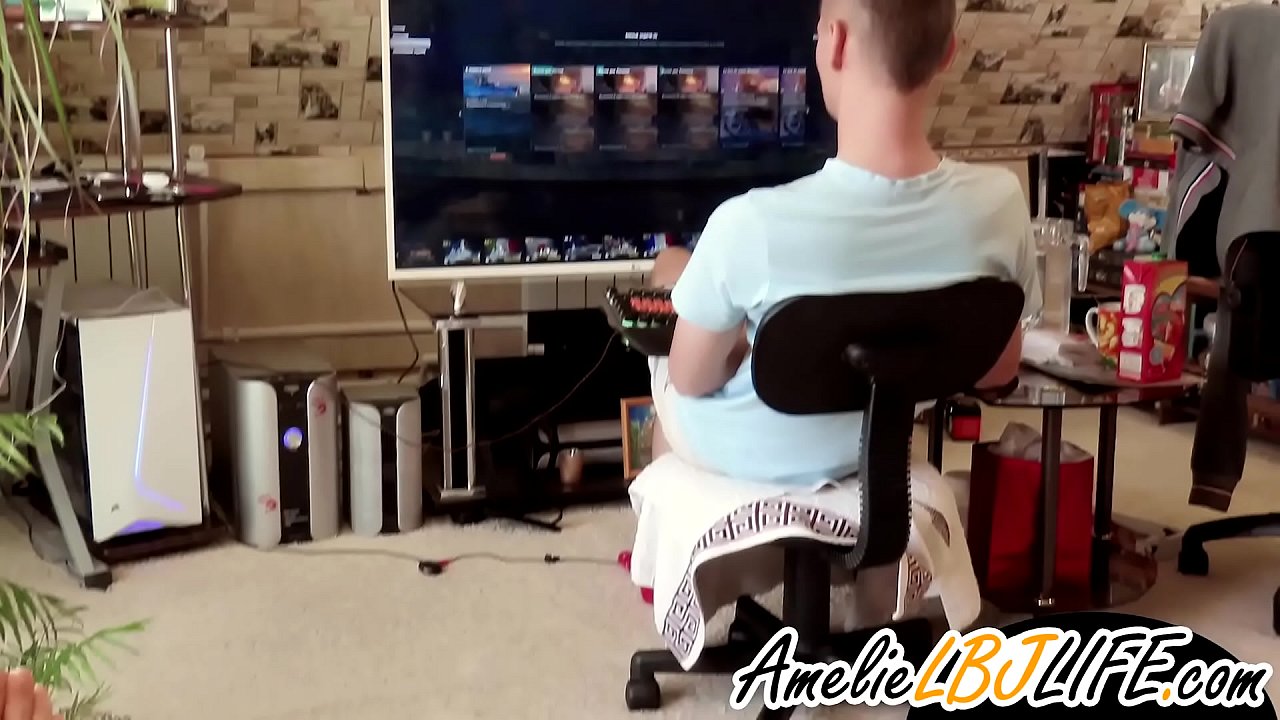 لڑکی کمپیوٹر گیمز کھیلنے کے لیے بوائے فرینڈ کے لیے جنسی کھلونا سے مشت زنی کر رہی ہے۔