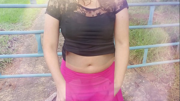 کھیت پر کھیلتے ہوئے، ایک حقیقی گھریلو بیوی، کتیا کتیا اور جنگل میں اس کا دلبرداشتہ شوہر