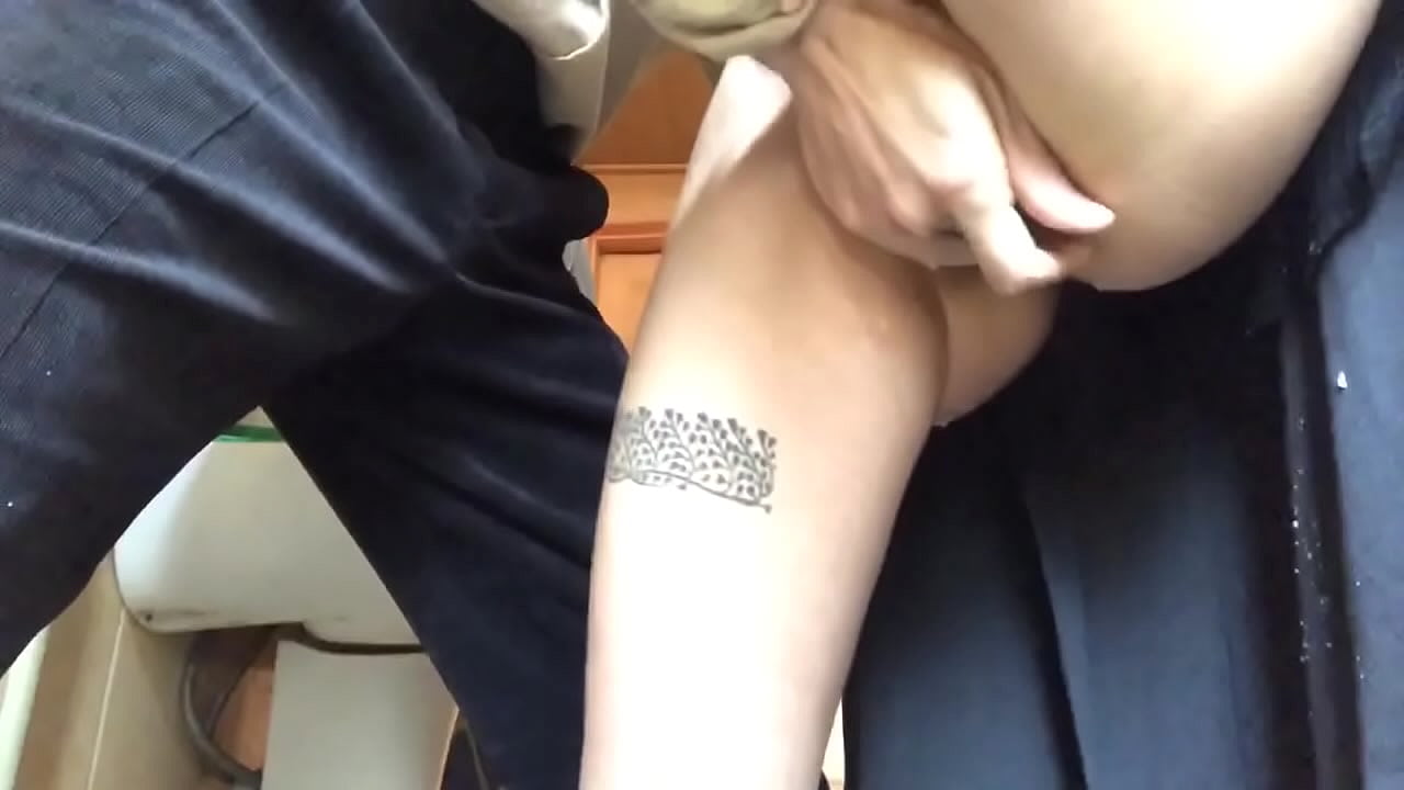 اسکول کے باتھ روم میں squirt، ایک حقیقی جھاگ دار orgasm - میرے استاد نے اپنی پوری کوشش کی۔