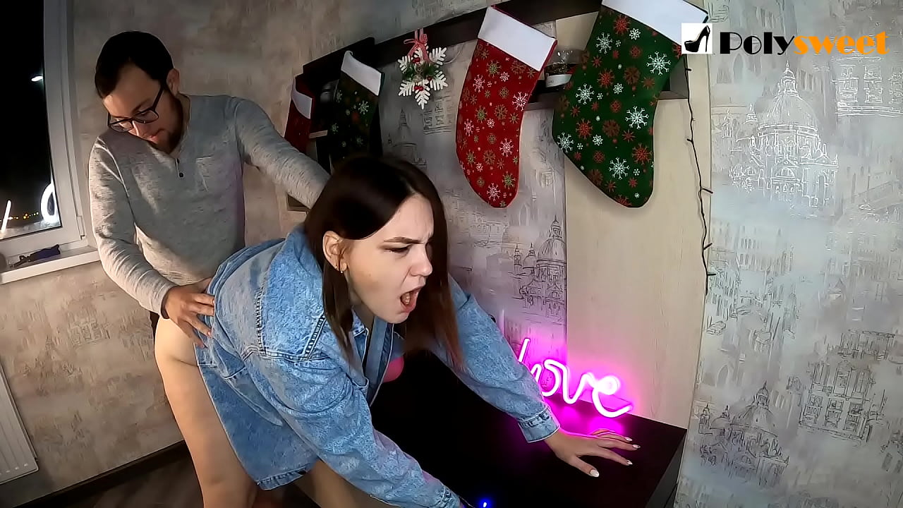 آدمی نے اپنے منہ اور ڈک کے ساتھ پچھواڑے میں پونی ٹیل کے ساتھ ایک خوبصورت لڑکی کو چودنے کا لطف اٹھایا