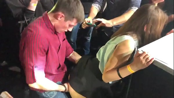 ایک روسی نائٹ کلب میں حقیقی جنسی. مقعد اور اندام نہانی میں 18 سالہ روسی لڑکی نائٹ کلب میں چدائی