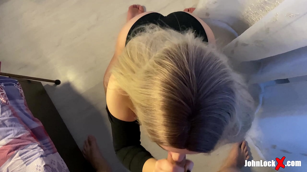 سرخ بالوں والی چوس ڈک اور اتارنا fucking، اس کی گدی پر سہ ہو رہی ہے